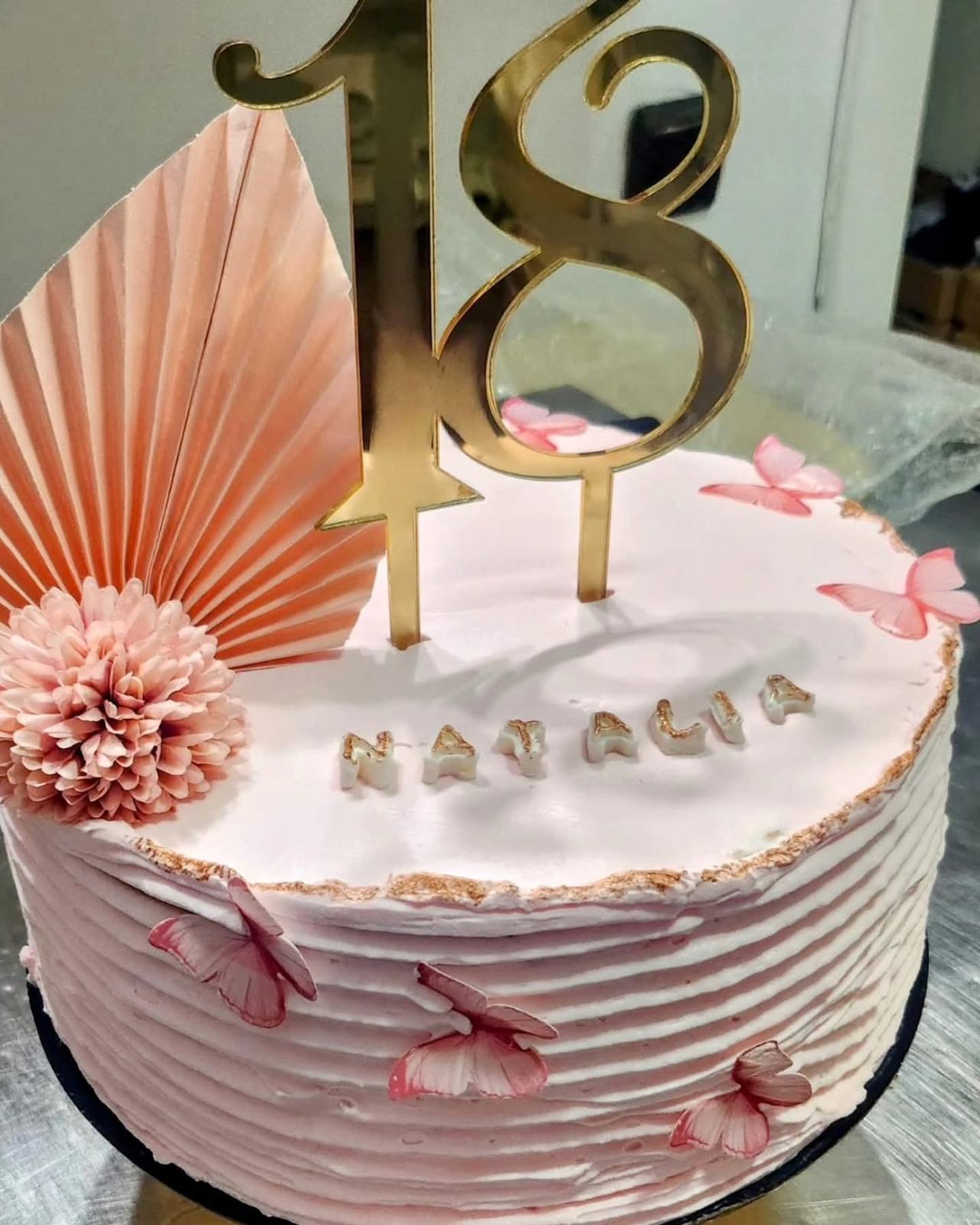 Tort roz aniversar cu cifra 18